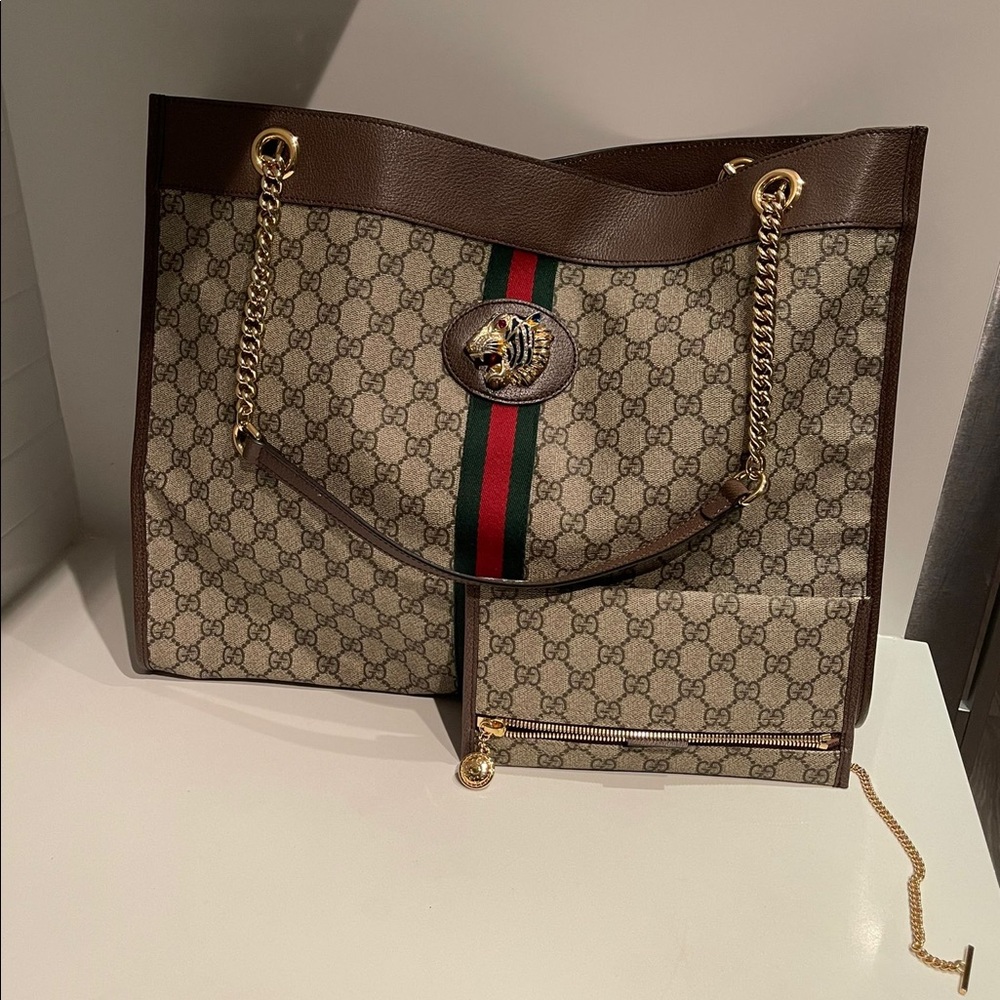 GUCCI
RAJAH GG SUPREME TOTE BAG